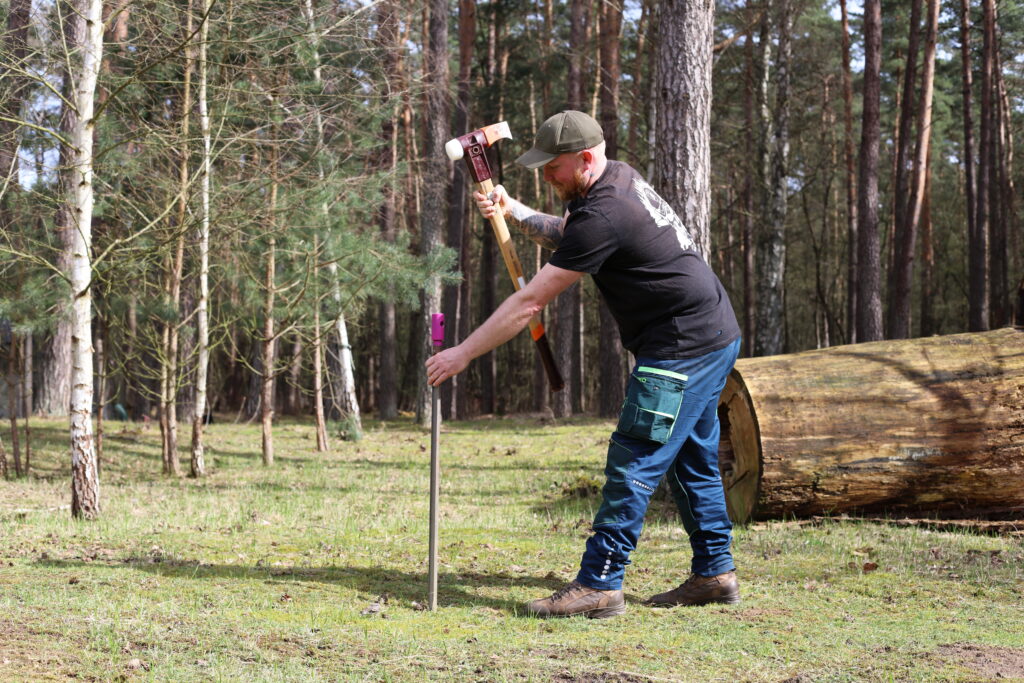 Schritt 2/4: Analyse der Bodenschichten mit dem Krumenstecher 1/2