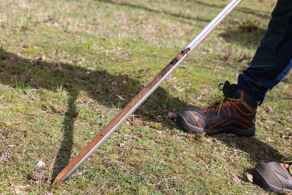 Schritt 2/4: Analyse der Bodenschichten mit dem Krumenstecher 2/2