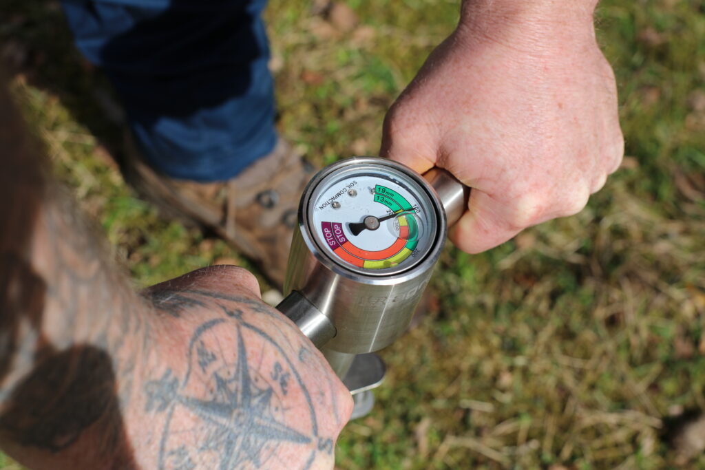 Schritt 3/4: Analyse der Bodendichte mit der Agreto Bodensonde